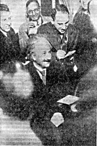 Эйнштейн в окружении репортеров во время своей первой поездки в Америку
