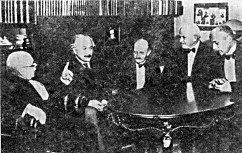 Вальтер Нернст, Альберт Эйнщтейн, Макс Планк,Эндрю Милликен и Макс Фон Лауэ на квартире Лауэ (около 1930 г.)