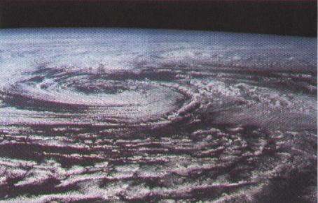 Циклон, сфотографированный с земной орбиты